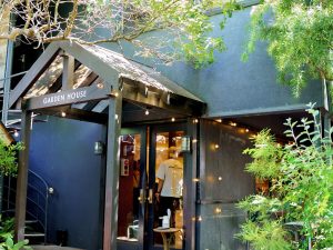 　お店は鎌倉駅西口から徒歩3分ほど。緑に囲まれた開放的なテラス席が広がり、駅近とは思えない静けさに包まれています。朝の光を浴びながら木漏れ日の下で過ごす時間は、まるで別荘地の朝のよう。暑い日は店内の席もおすすめで、落ち着いた木のインテリアが心地よい空間を演出しています。