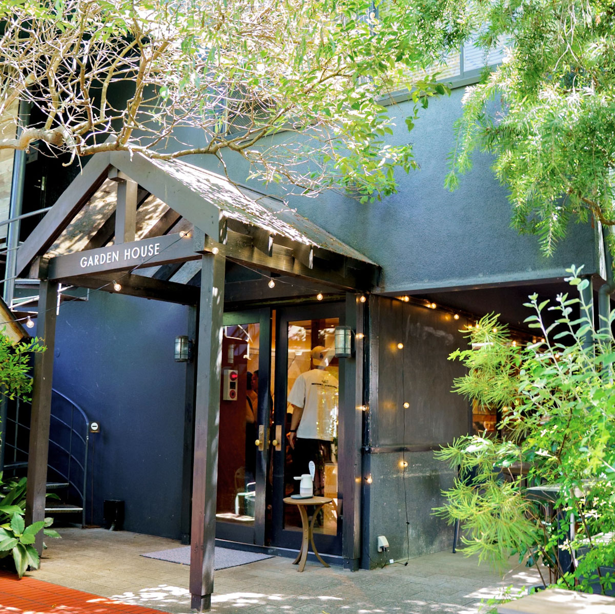 お店は鎌倉駅西口から徒歩3分ほど。緑に囲まれた開放的なテラス席が広がり、駅近とは思えない静けさに包まれています。朝の光を浴びながら木漏れ日の下で過ごす時間は、まるで別荘地の朝のよう。暑い日は店内の席もおすすめで、落ち着いた木のインテリアが心地よい空間を演出しています。