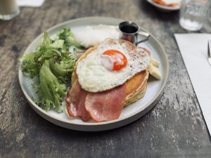 鎌倉ハム「富岡商会」のソーセージや目玉焼きをトッピングするのもおすすめ
