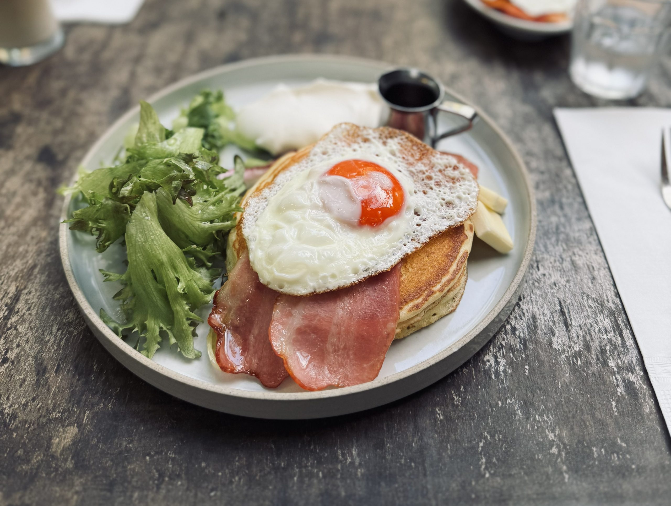 鎌倉ハム「富岡商会」のソーセージや目玉焼きをトッピングするのもおすすめ