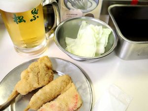 若鶏 210円、鮪 180円、紅ショウガ 160円、生ビール中 490円 [食楽web]