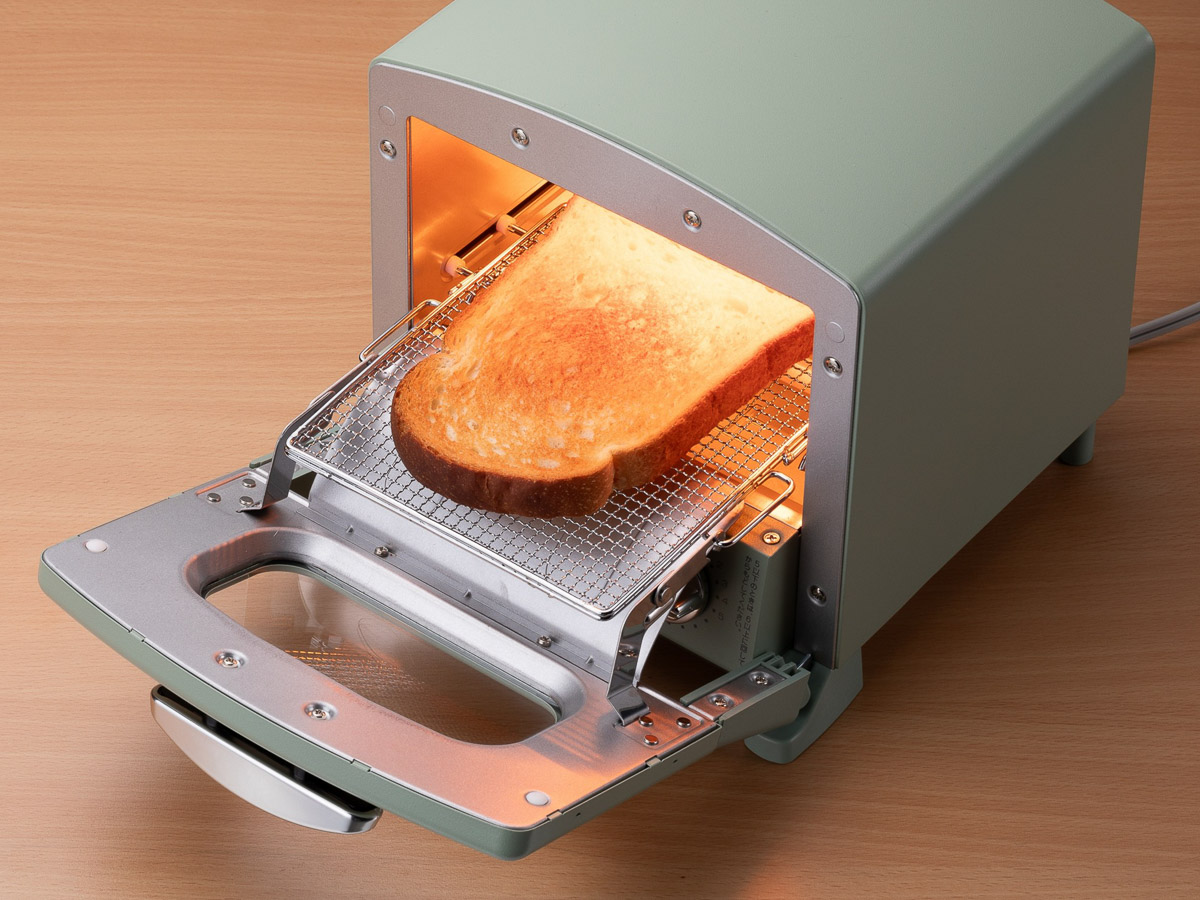 山形食パンが1枚入るコンパクト設計。使用後のお手入れも簡単です