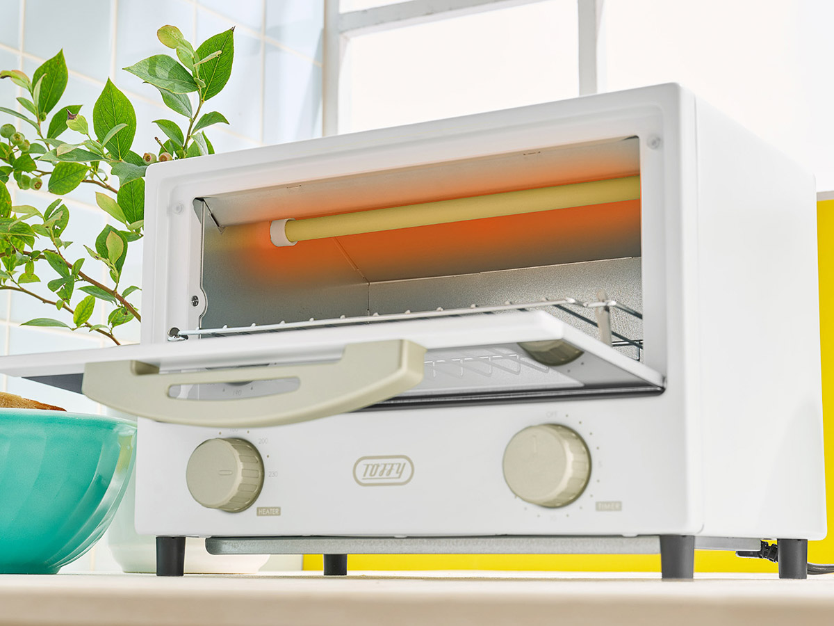 温度調節は約80℃〜230℃まで無段階で調節でき、最大15分のタイマー機能も搭載