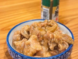 お通し「鳥皮の生姜煮」ゼリー状の煮凝りが舌の上でとろけます