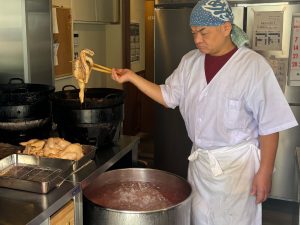 1日約140個の唐揚げを仕込みます