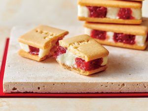 5個入 1274円～。いちごの配合率を従前品から増量し、いちご感がグッとアップ！