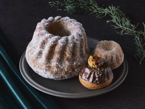 1620円。食べ切りサイズの「プチクグロフ」（314円）や「チョコプチクグロフ」（422円）も要チェック