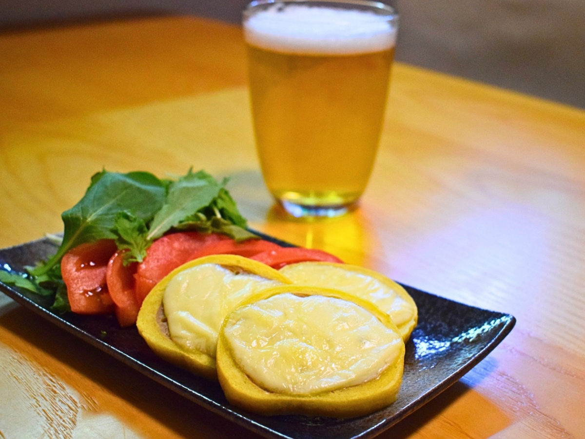 からし蓮根のアレンジは無限大。筆者はビールにぴったりのチーズ焼きがお気に入り