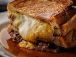 とろりとしたチーズがたまらない「フレンチディップサンド」