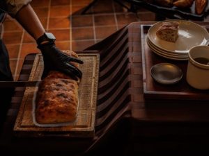 ゲストの目の前でカットされるフォカッチャ