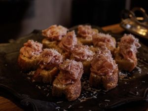 「生ハムとチーズのクロスティーニ」