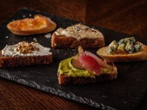 前菜メニューをパンにのせればオープンサンドが完成！