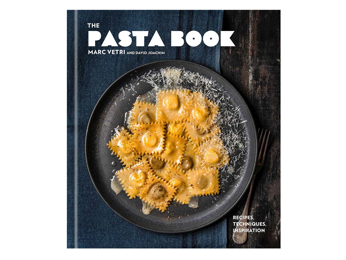 75品以上のパスタレシピと、動画チュートリアルが見られるQRコードを掲載。「『The Pasta Book』6,000円(税込)、『Mr. Maurice's Italian』にて発売中