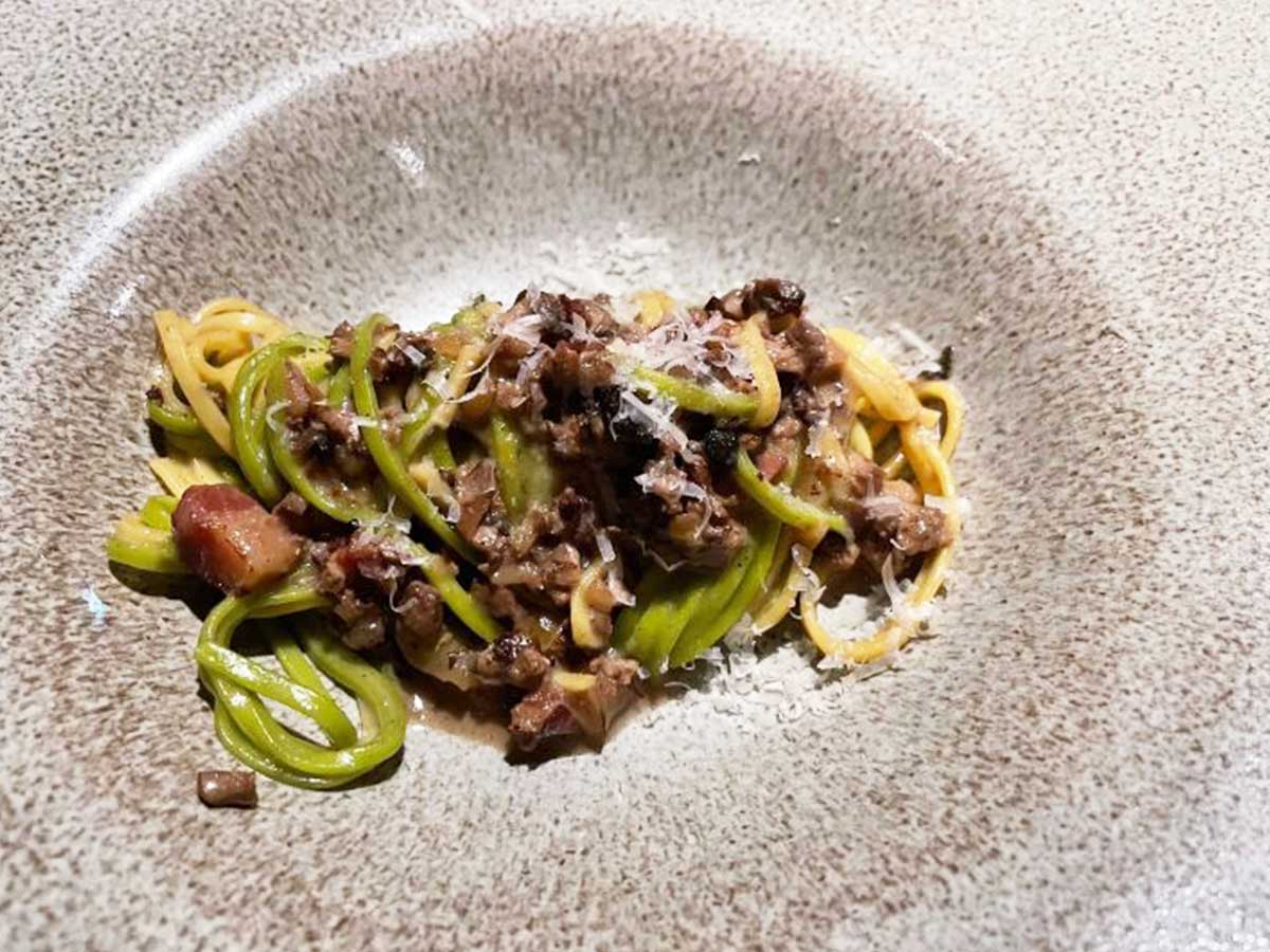 鶏レバーの風味をたっぷりとまとったほうれん草のパスタはお酒にもぴったり。「鶏レバーのタリオリーニ」(レシピ本P180掲載)