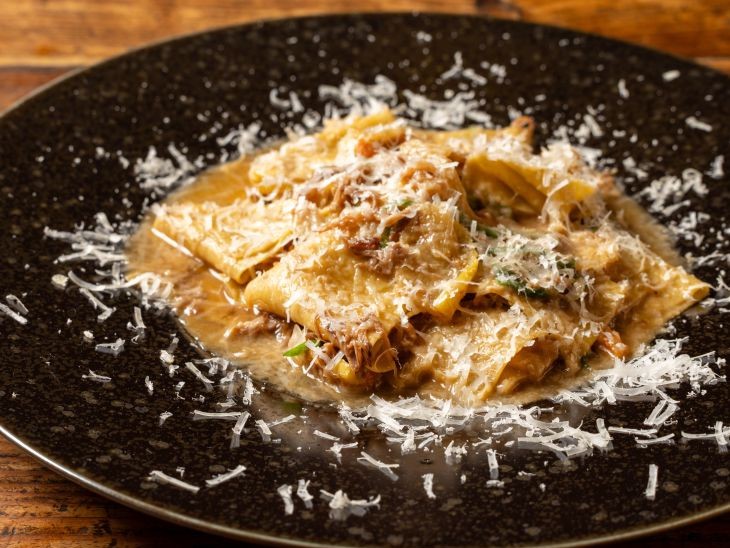 「鴨肉ラグーエスプレッソ風味 蕎麦粉のマルタリアーティ」3200円、提供期間:11月16日(日)~11月30日(日)、12月1日(月)~2026年2月28日(土)