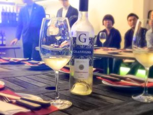 試飲会のテーブルに並んだのは、新しくなった「グラフィーニャ リザーヴ」のボトル。乾杯に一杯目にピッタリなシャルドネからスタート