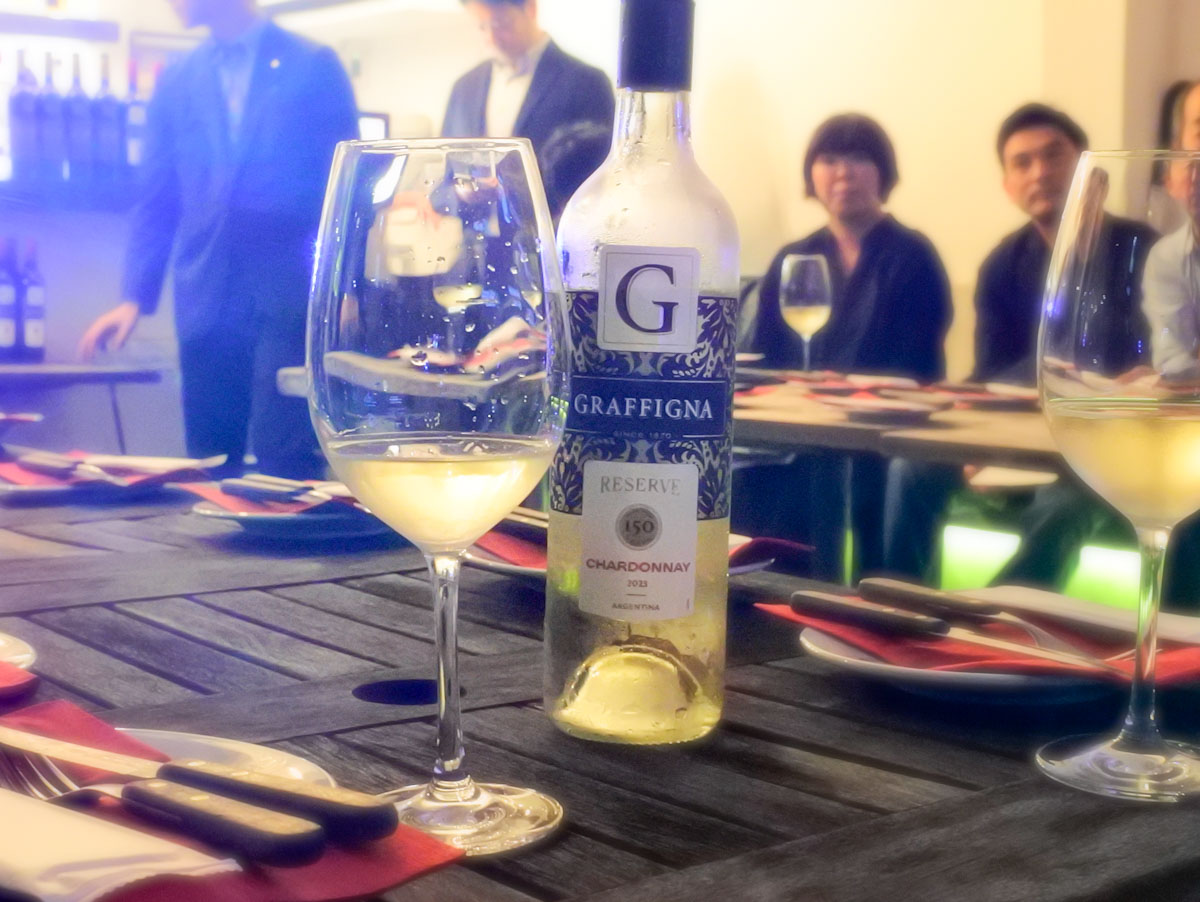 試飲会のテーブルに並んだのは、新しくなった「グラフィーニャ リザーヴ」のボトル。乾杯に一杯目にピッタリなシャルドネからスタート