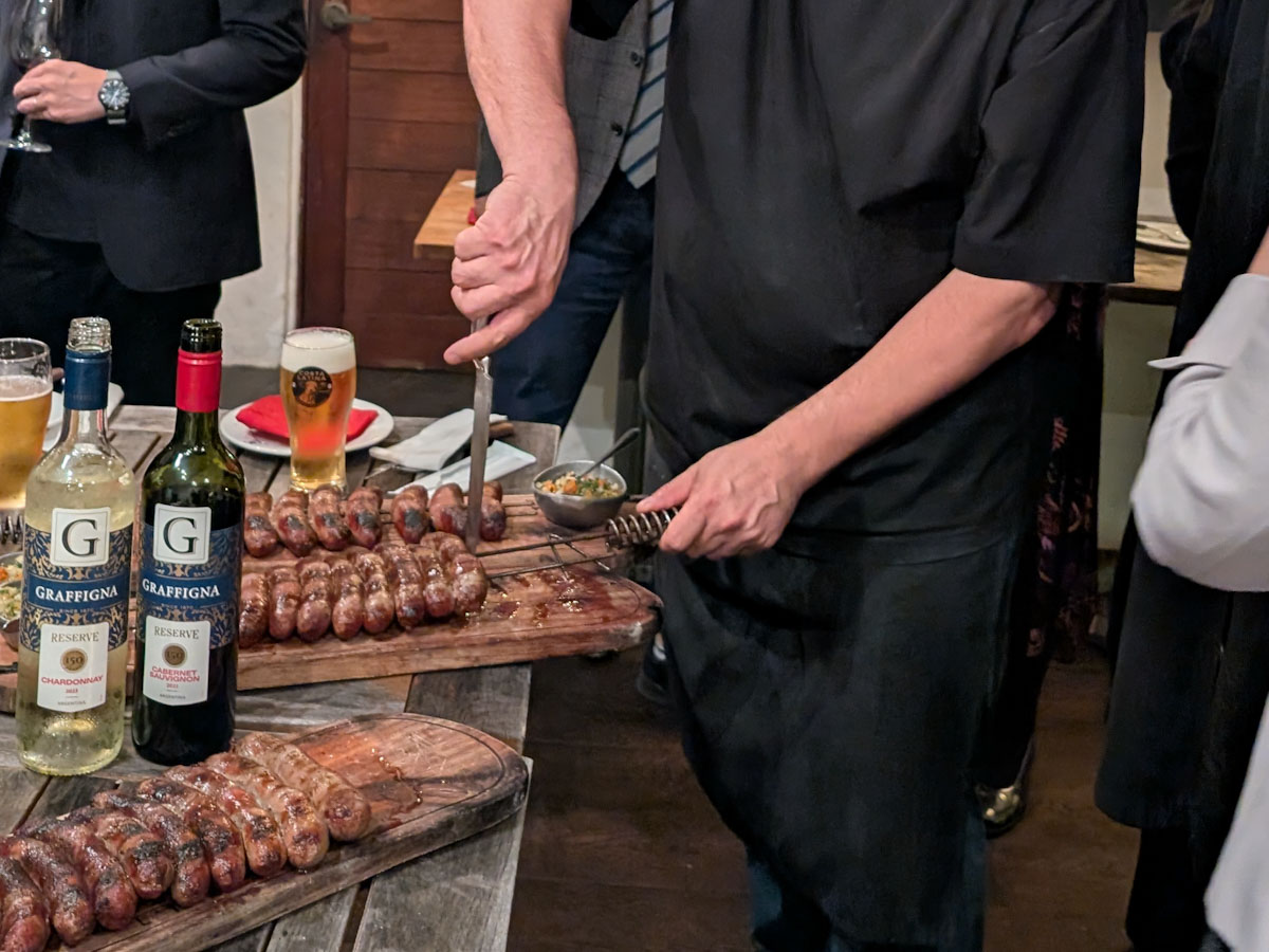 アルゼンチン式バーベキュー。肉厚なチョリソーの香りにワインが進みます