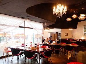 店内は高級感のある雰囲気。ガラスの向こうが、フラミンゴエリア