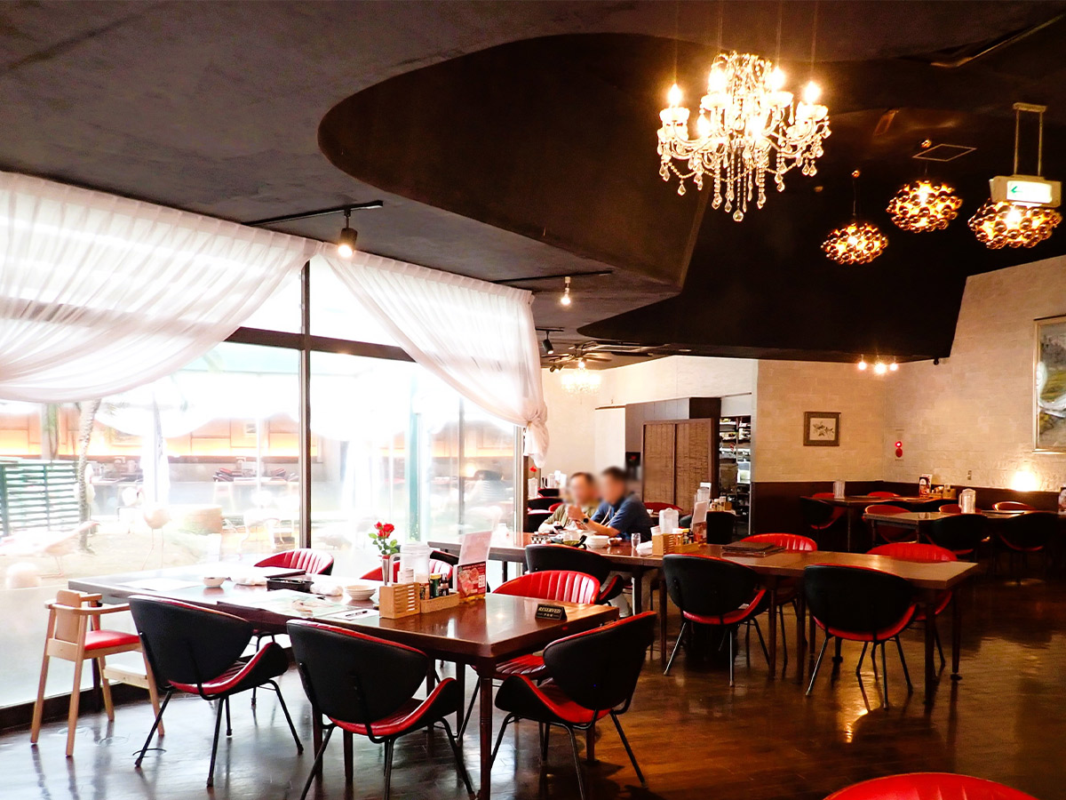 店内は高級感のある雰囲気。ガラスの向こうが、フラミンゴエリア