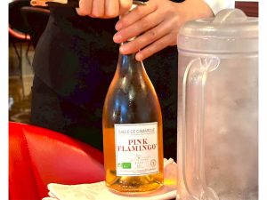 フランス産の自然派ワイン「ピンクフラミンゴ」。この店に来たら、頼まないわけにはいかなくなりそうなネーミングである