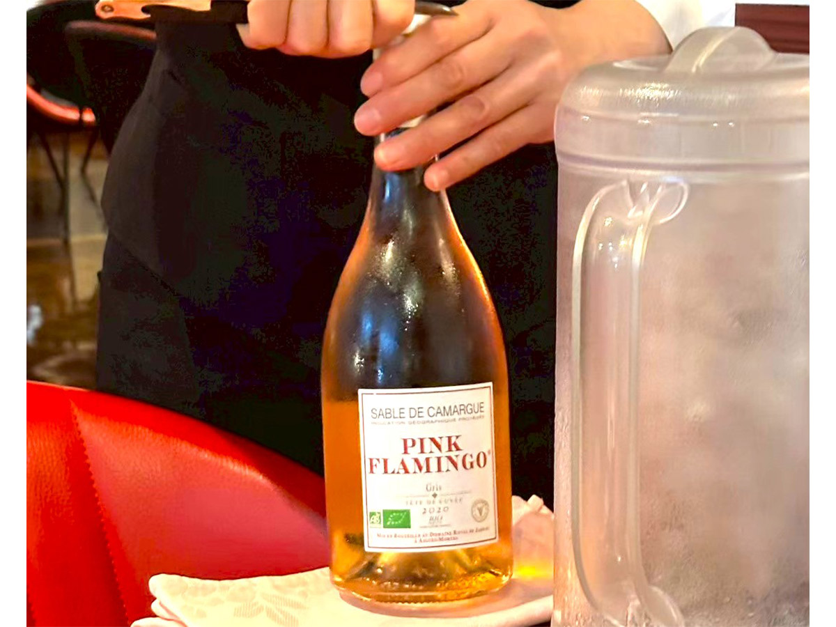 フランス産の自然派ワイン「ピンクフラミンゴ」。この店に来たら、頼まないわけにはいかなくなりそうなネーミングである
