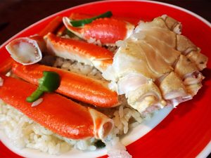 「伝統のカニピラフ」Sサイズ1848円、Mサイズ2068円、Lサイズ2398円（すべて税込み)。「殻付き」か「むき身」かを選ぶことができる。ほかにテイクアウトの折り詰めもアリ