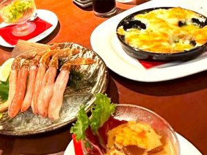 もっとカニをたっぷり食べたい！というなら、カニの刺身やカニのステーキ、ブイヤベースなど、各種メニューが豊富