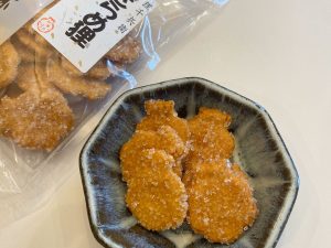 「ざわめ狸」。甘辛い醤油味、青のりなど、昔ながらの味わいがそろいます