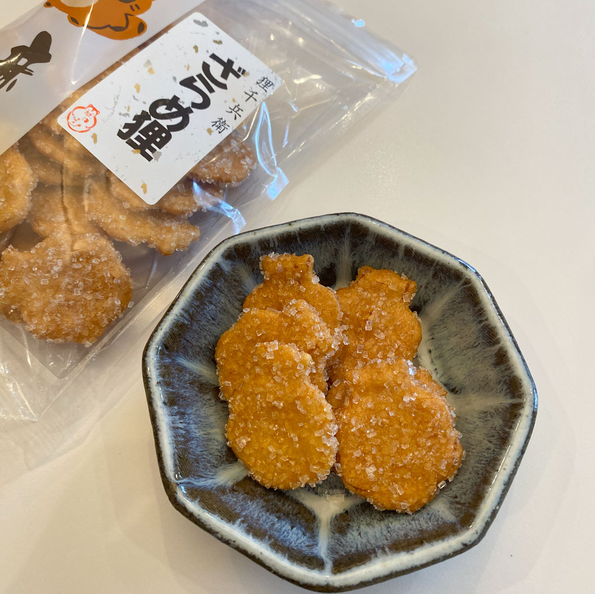 「ざわめ狸」。甘辛い醤油味、青のりなど、昔ながらの味わいがそろいます