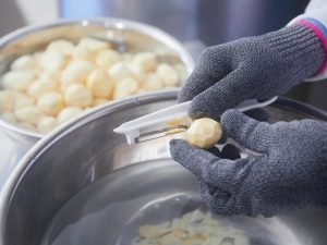 『石井食品』では、甘皮を剥く作業はすべて手作業で行われています