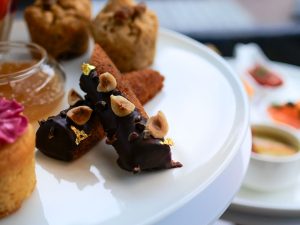 ビーントゥバーチョコレートを使用したヘーゼルナッツフィナンシェ