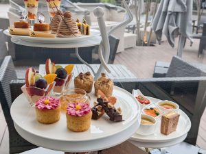 1名8,700 円。スイーツ8種・セイボリー4種・紅茶付き（ドリンクはフリーフロー）※写真は2名分