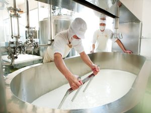 国内外のコンクールで数々の受賞歴を持つ熟成責任者・塩川和史さんを筆頭に4名の職人で作っています