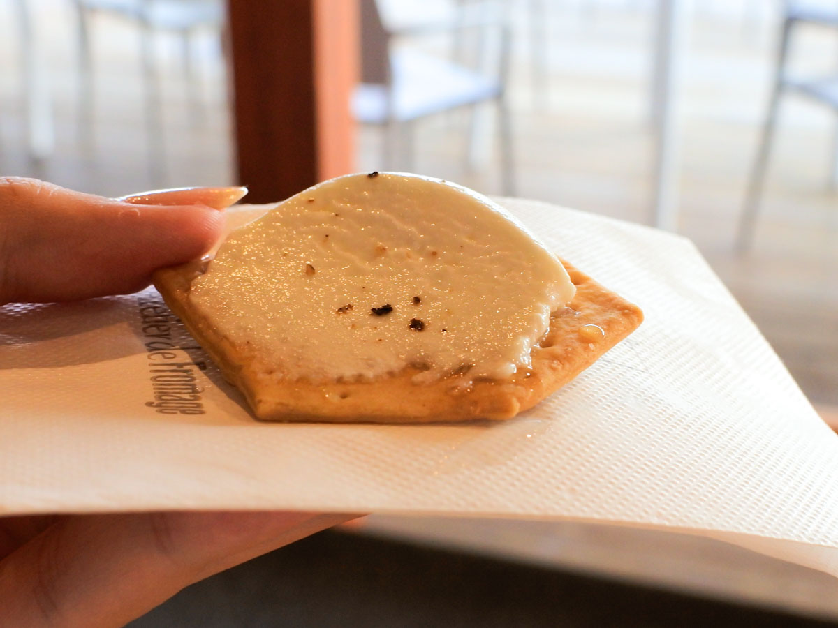 一般的なフレッシュチーズとは一線を画す、旨味が濃く、滑らかな後味