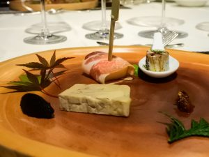 前菜「さんまのコンフィ、味噌を使ったフォアグラのタルト、季節のフルーツ」スパークリングワインと合わせて