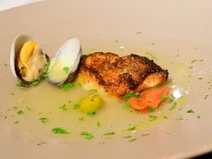 魚料理のアクアパッツァ。イタリアではピノ・グリージョという品種を合わせるのが定番だそうですが、今回はフランス語でピノ・グリと合わせて