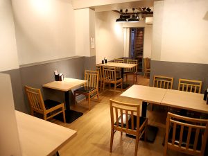 席数は木目調で明るい雰囲気、カウンター席17席、テーブル席8席で奥にはテラス席もあり