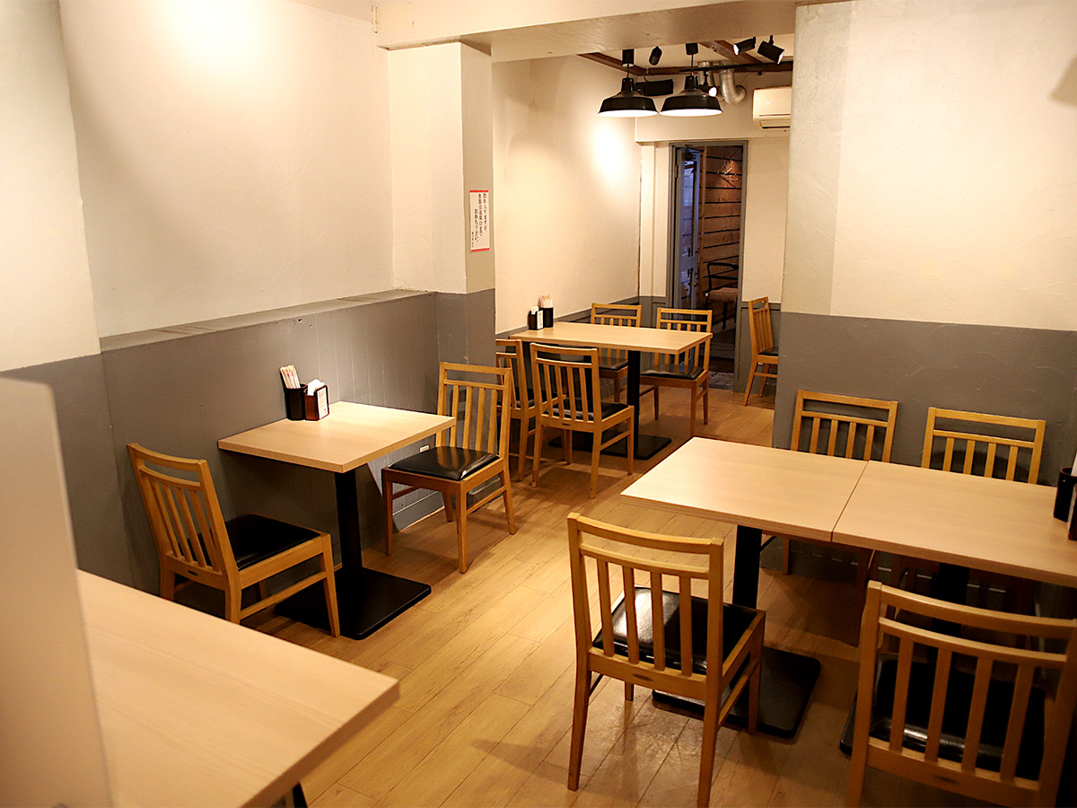 席数は木目調で明るい雰囲気、カウンター席17席、テーブル席8席で奥にはテラス席もあり