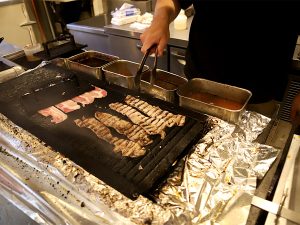 ただの鉄板では出せない炭火焼の香ばしさ