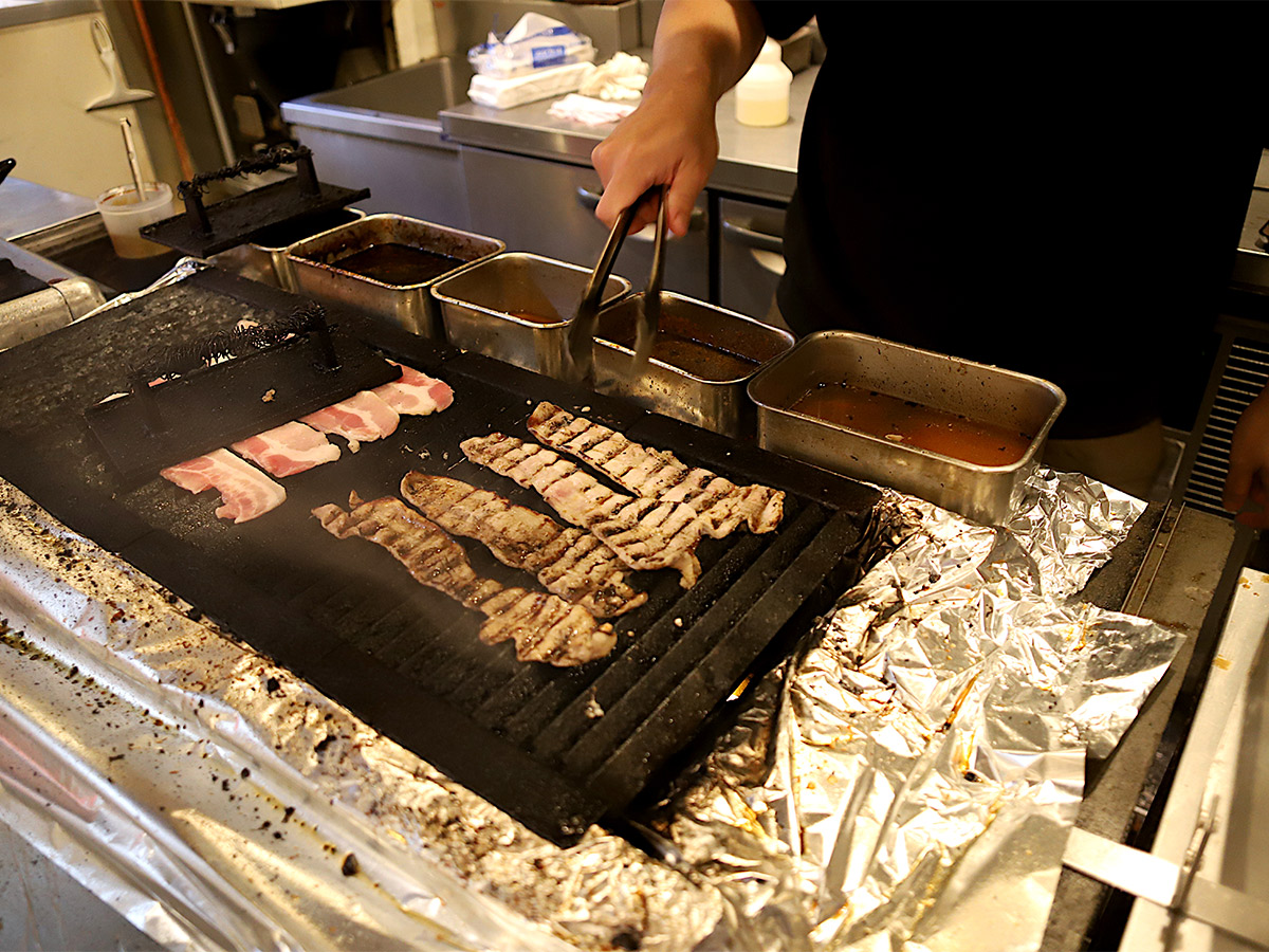 ただの鉄板では出せない炭火焼の香ばしさ