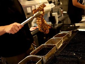 豚バラ肉と甘辛のタレと炭火という悪魔的な組み合わせ