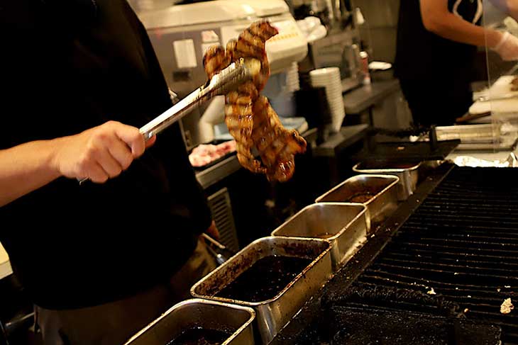 豚バラ肉と甘辛のタレと炭火という悪魔的な組み合わせ