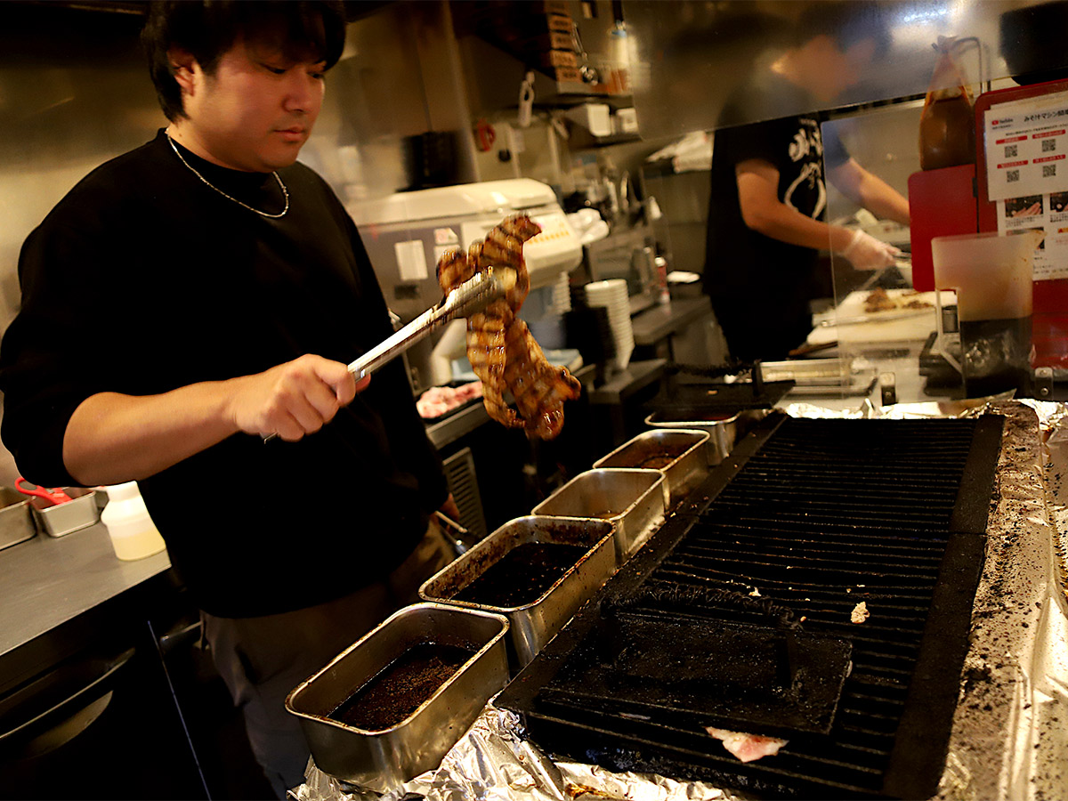 豚バラ肉と甘辛のタレと炭火という悪魔的な組み合わせ