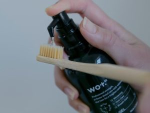 「TOOTH GEL」を歯ブラシにとりブラッシング。天然精油を使ったマイルドミントフレーバーで使用後もさわやか