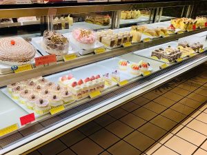 魅力的なスイーツが並ぶショーケース