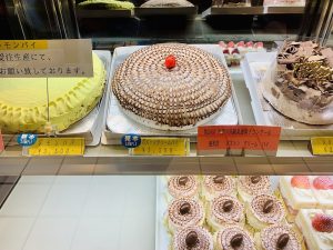 「ボストン・クリームパイ」（ホール3500円）。たっぷりの生クリームがスポンジで挟まれています