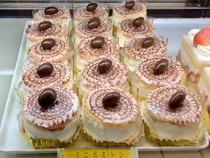 繊細なチョコレートの模様が美しい「ミニボストン」580円[食楽web]