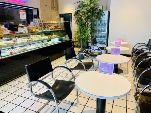 白い丸テーブルと黒の椅子が並ぶ店内は横浜らしくハイカラな雰囲気