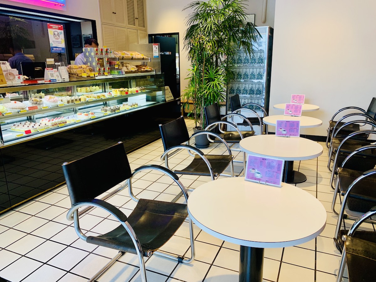 白い丸テーブルと黒の椅子が並ぶ店内は横浜らしくハイカラな雰囲気